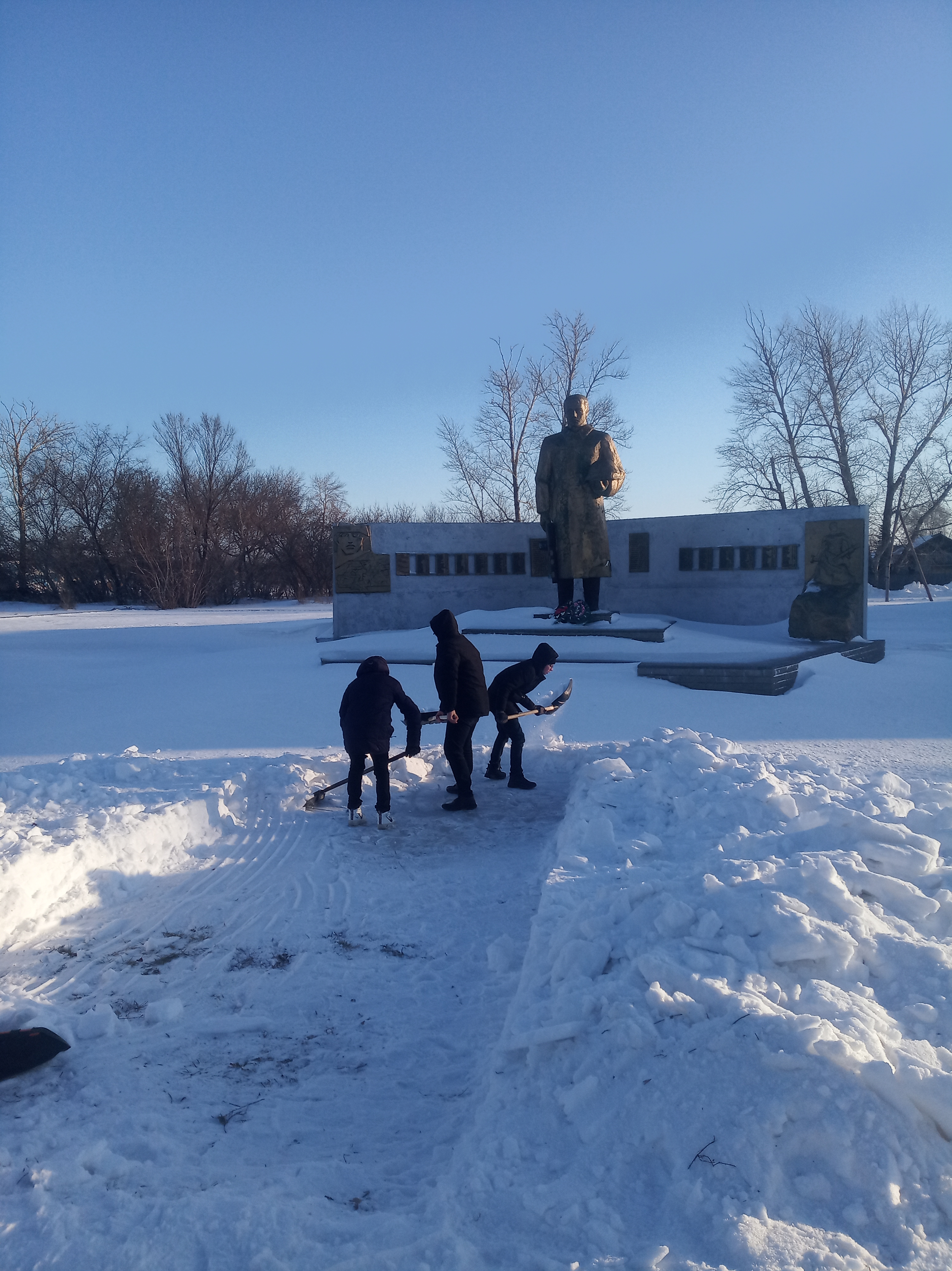 Очистка памятника от снега.